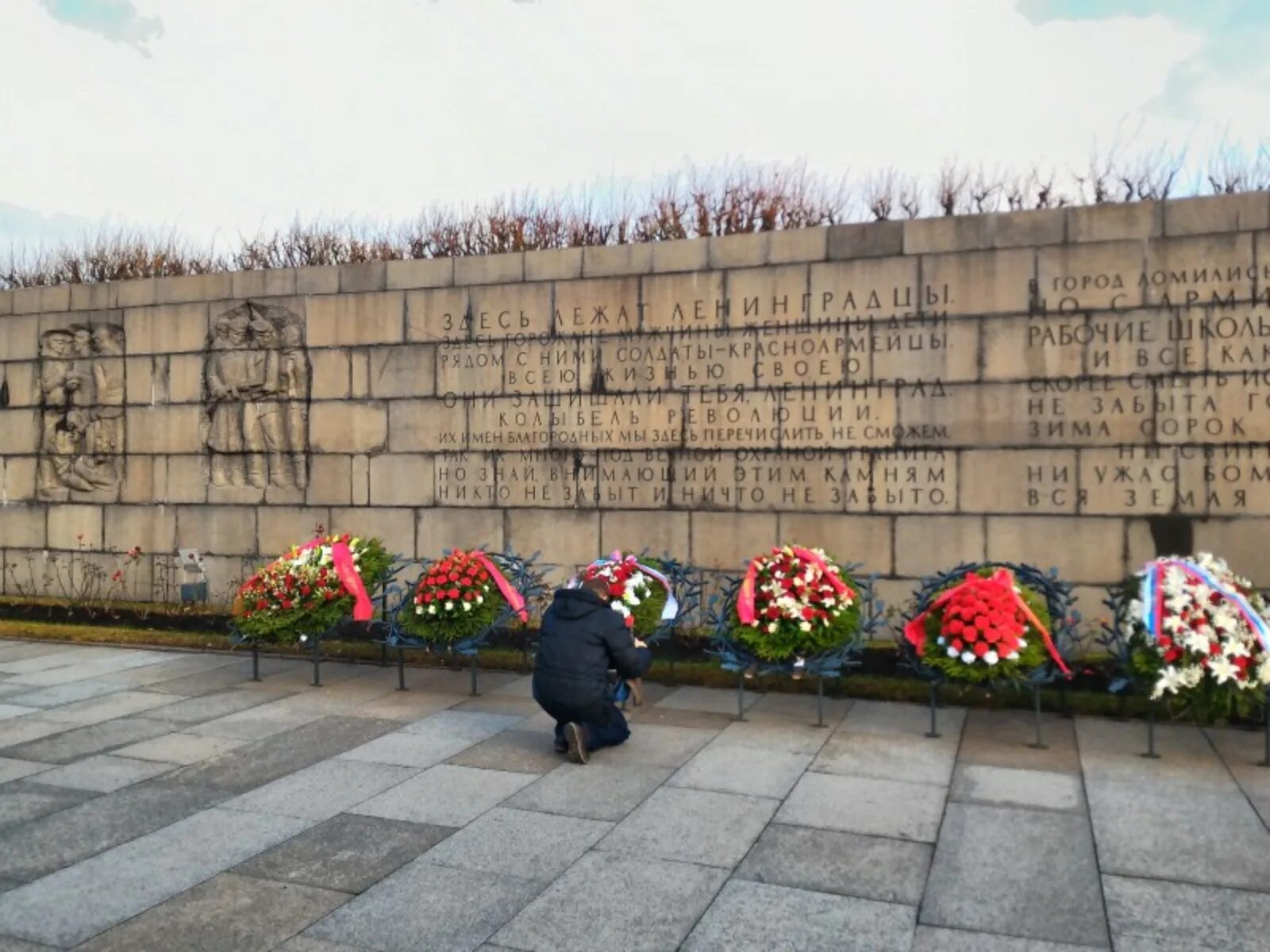 Похороненных на пискаревском. Пискарёвское мемориальное кладбище. Мемориал на Пискаревском кладбище в Петербурге. Блокадный Ленинград Пискаревское кладбище. Памятники блокады Ленинграда Пискарёвское кладбище.