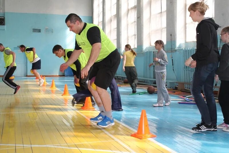 Спортивный конкурс папа и ребенок. Соревнования спортивных семей. Спортивное мероприятие мама папа я спортивная семья. Праздник мама папа я спортивная семья в детском саду. Мама папа я спортивная семья в детском саду соревнования.