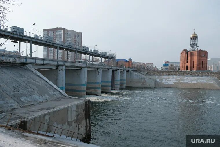 Дамба курган в реальном времени. Плотина Курган. Дамба Курган. Прорыв реки Днепр дамба. Дамба в Кургане год постройки.