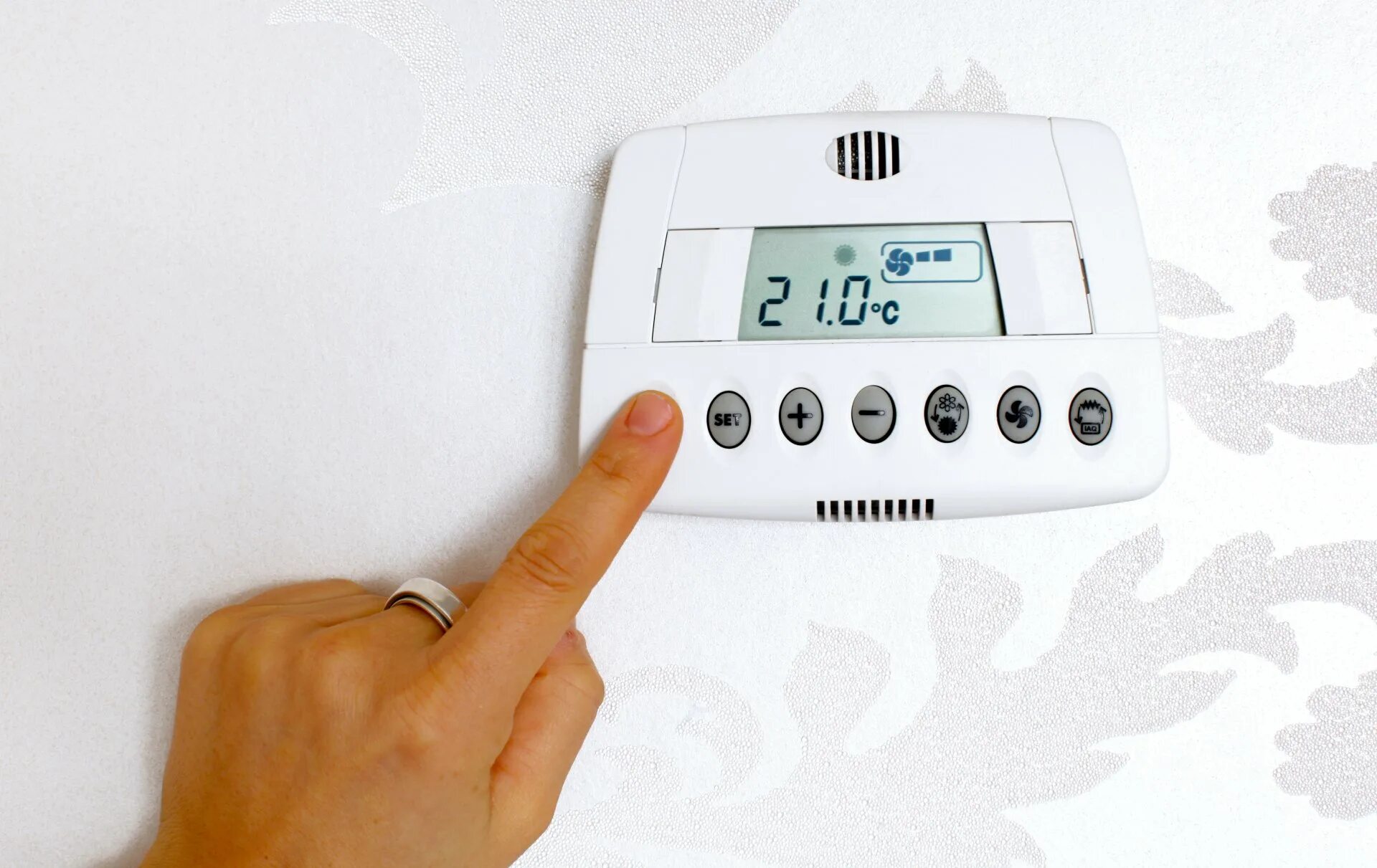 Установить температуру на 1. Термостат программируемый. Терморегулятор программируемый. Терморегулятор для микроклимата в помещениях. Терморегулятор для теплого пола на стене.
