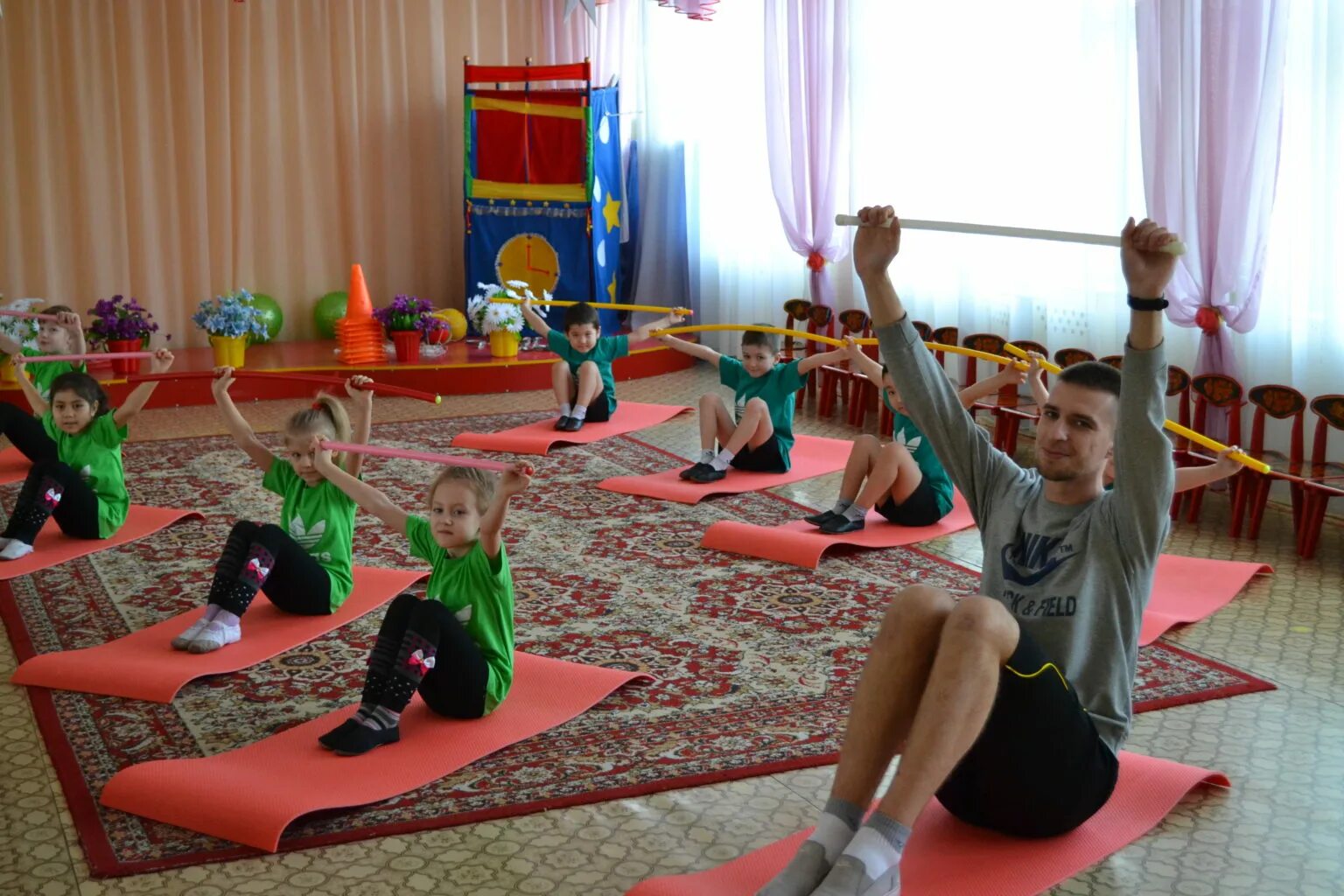 Дети на физкультуре в детском саду. Физкультура в детском садике. Воспитатель по физической культуре в дошкольных учреждениях. Инструктор по физкультуре в детском саду. Инструктор по физической культуре конкурсы