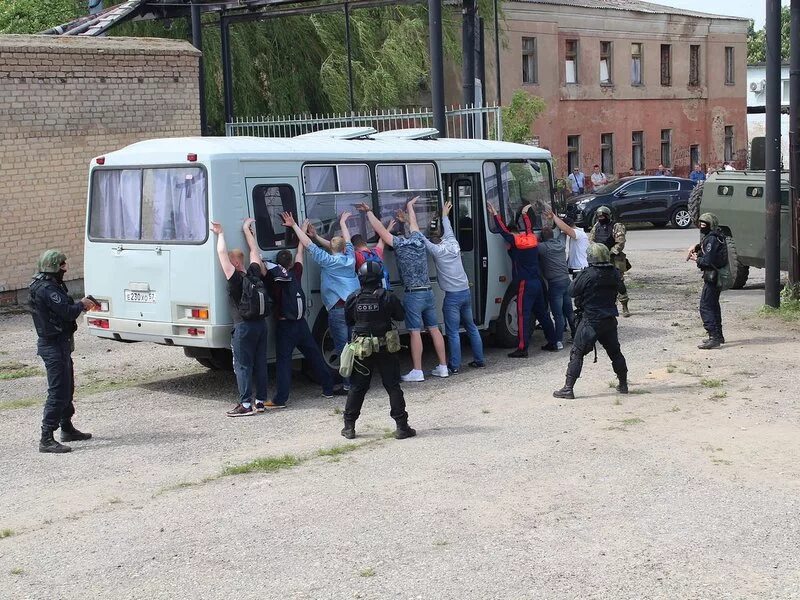 Узбекские новости орел. Вооруженные люди в Орле. Фото террористов в Орле.