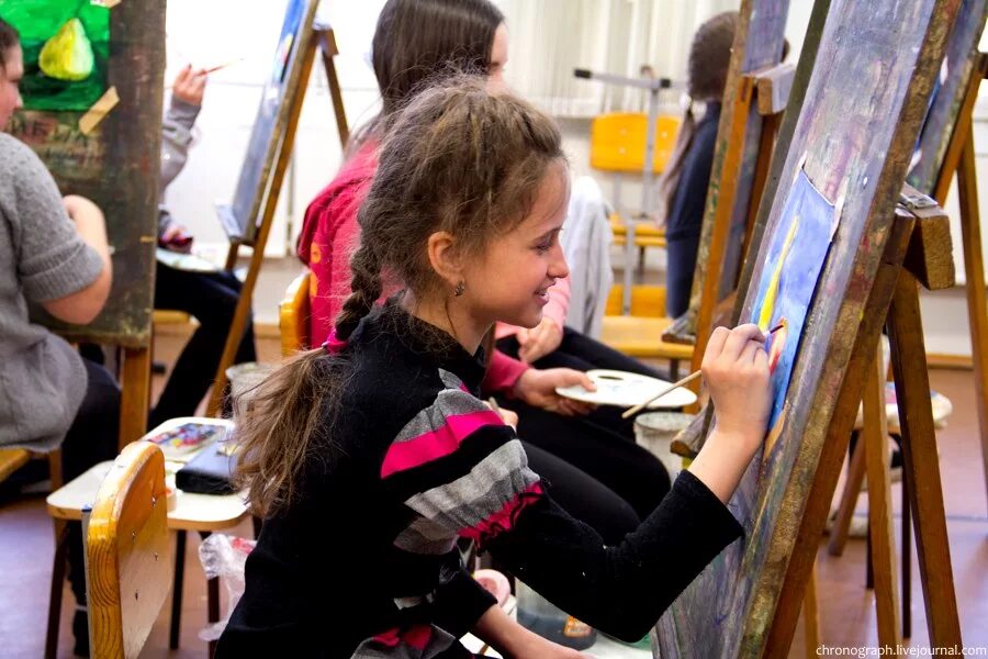 Изучение искусства в школе. Художественная школа. дети в художественной школе. ученики художественной школы. детская художественная школа.
