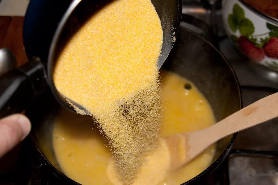 национальное блюдо молдавии мамалыга. каша мамалыга из кукурузной крупы. как приготовить мамалыгу из кукурузной крупы. мамалыга из кукурузной. каша.