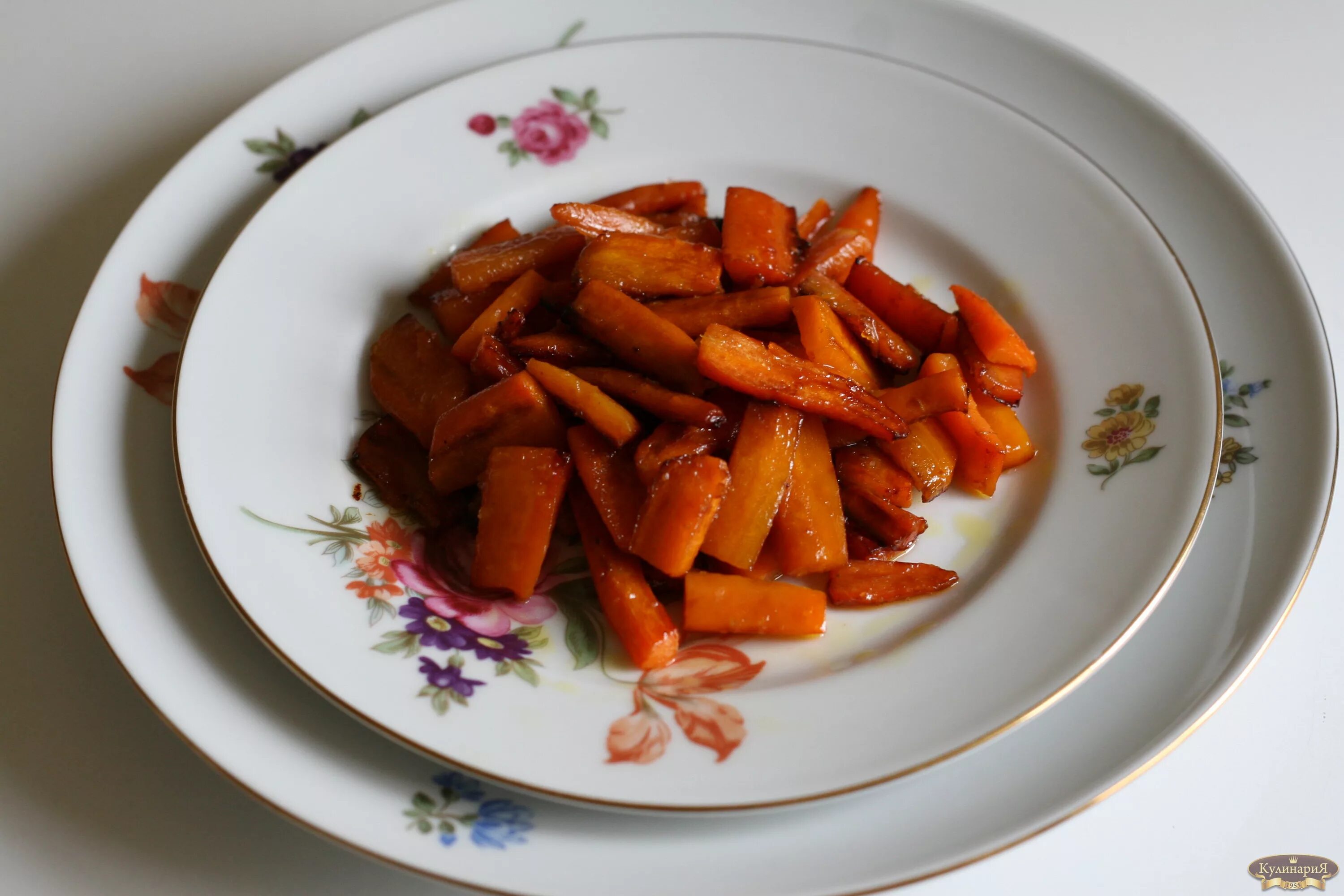 Тушеная морковка. Как потушить морковку. Морковь припущенная. Гарнир из тушеной моркови. Пряная морковь.