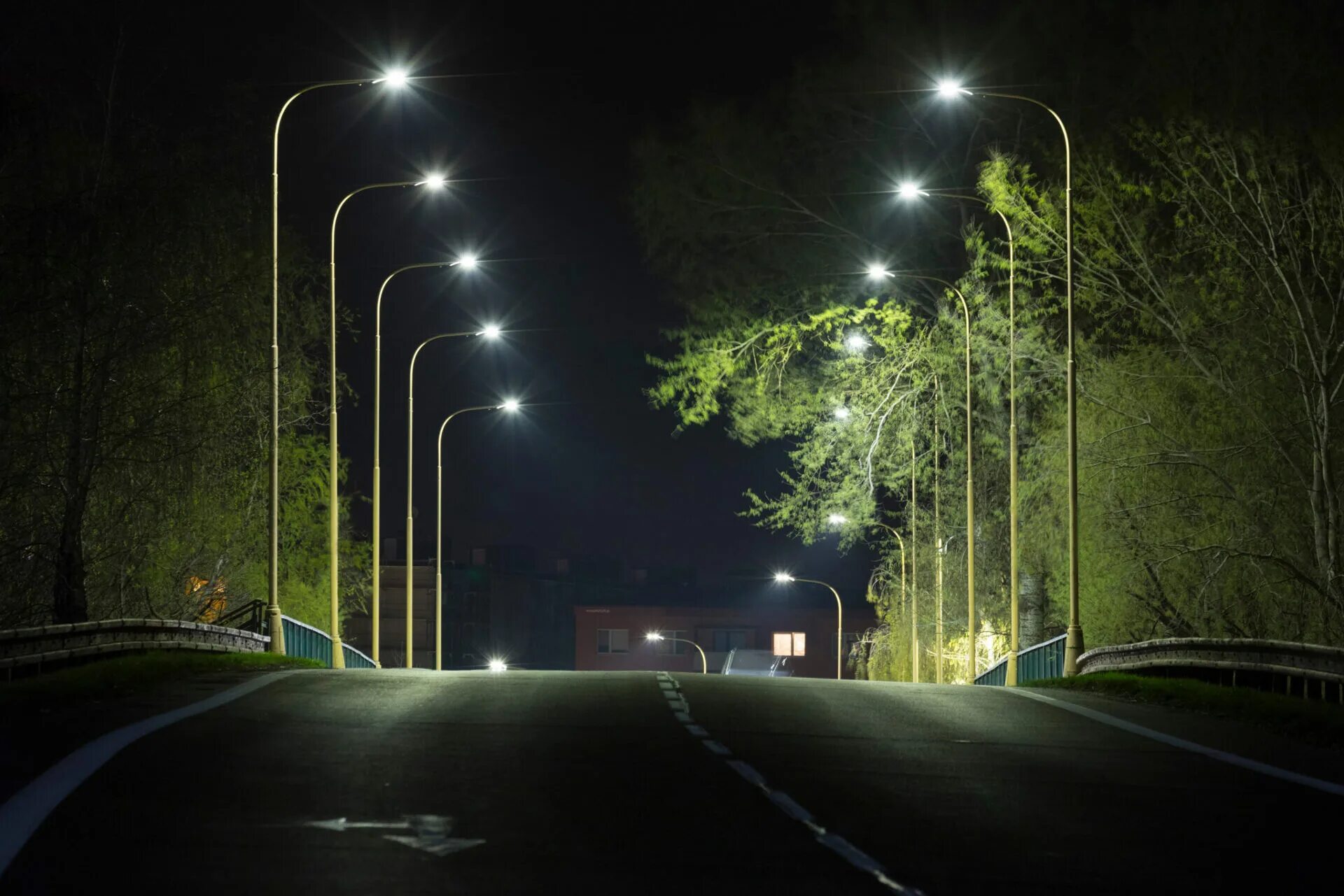 Освещают нам дорогу свысока. Уличное освещение. Уличное светодиодное освещение. Уличное освещение дорог. Фонари на дороге.