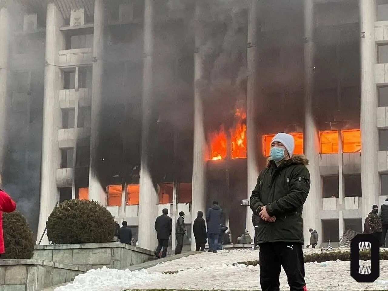 Телеканал мир новости сегодня. Сожженный акимат Алматы. Беспорядки в Алма Ате 2022. Акимат Алматы горит. Протесты в Казахстане.