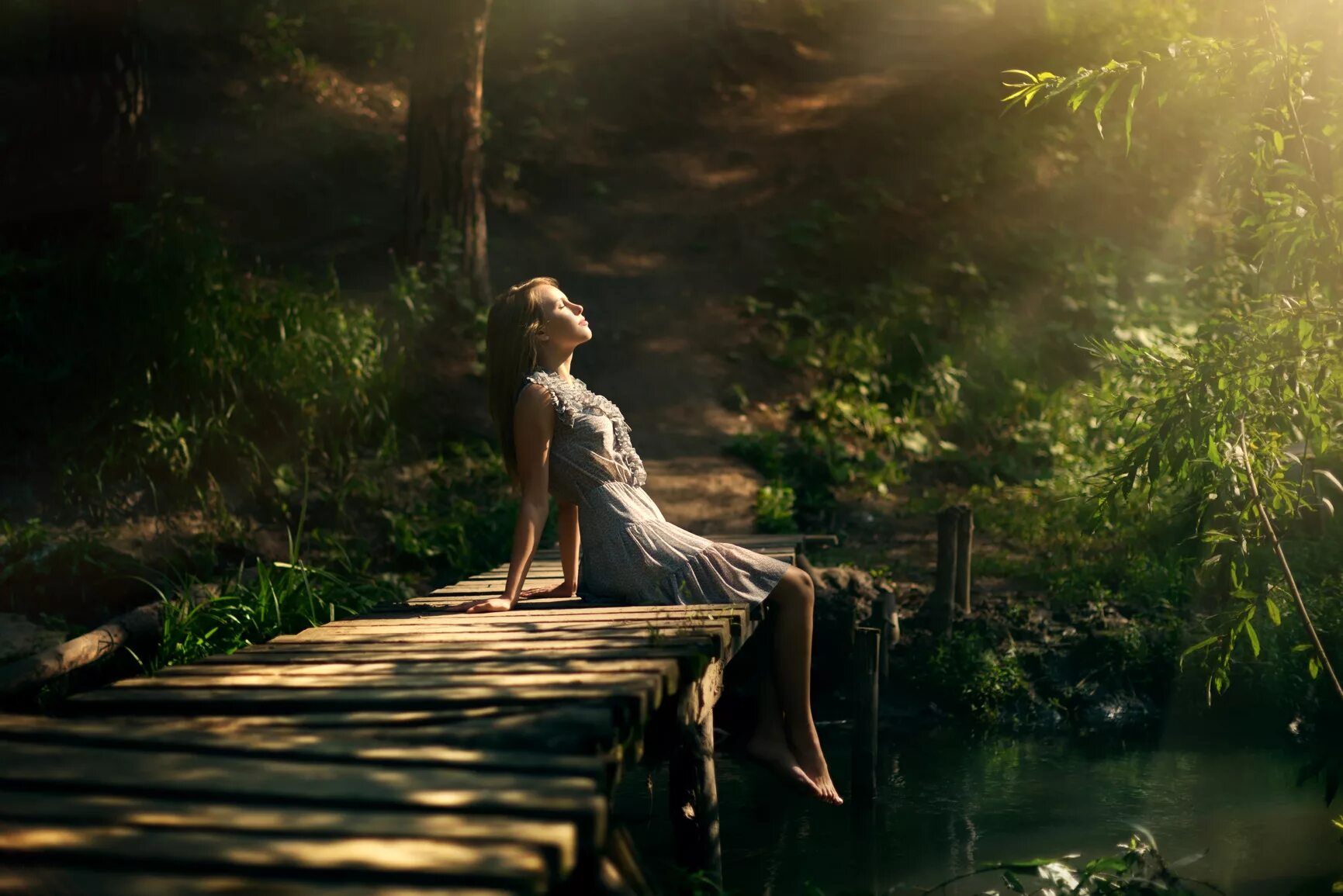 Уединение с природой. Девушка на природе. Девушка в лесу. Девушка на мостике у реки.