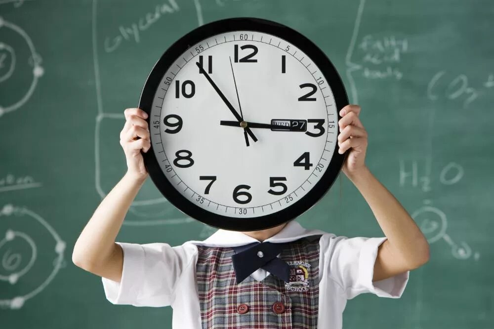 Научиться за 5 минут. Ребенок с часами. Часы в школе. Тайм менеджмент школьника. Часы для распорядка дня школьников.