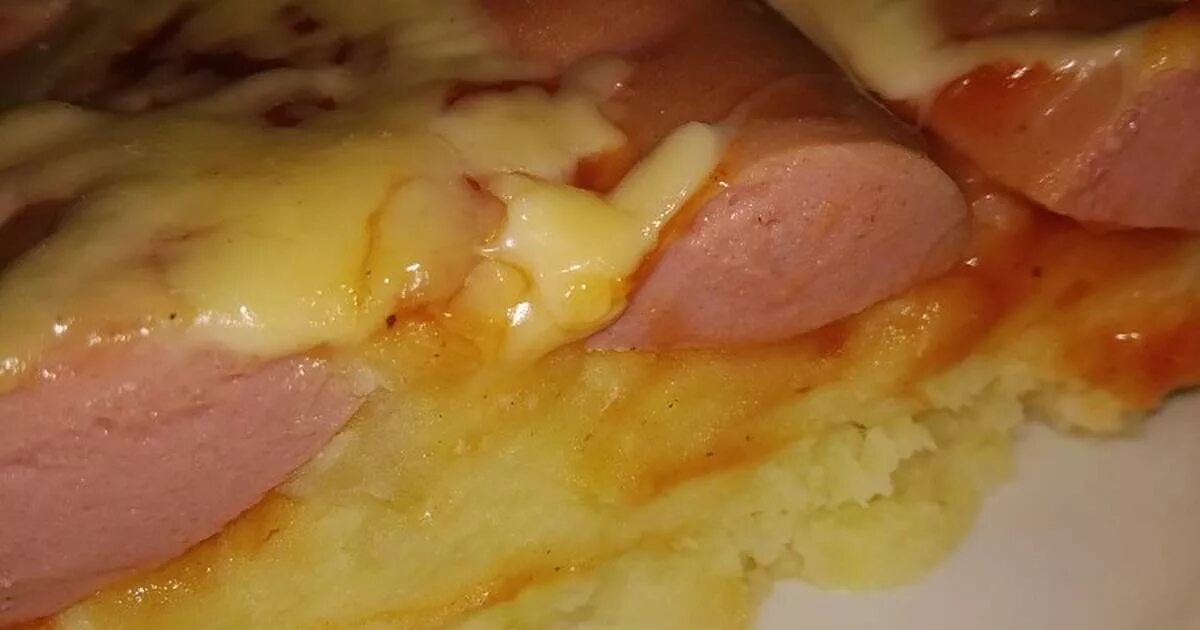 картофельная запеканка с сосисками и сыром. картошка с сосисками и сыром. запеканка с сосисками и картофелем. картофельная запеканка с сосисками в духовке.