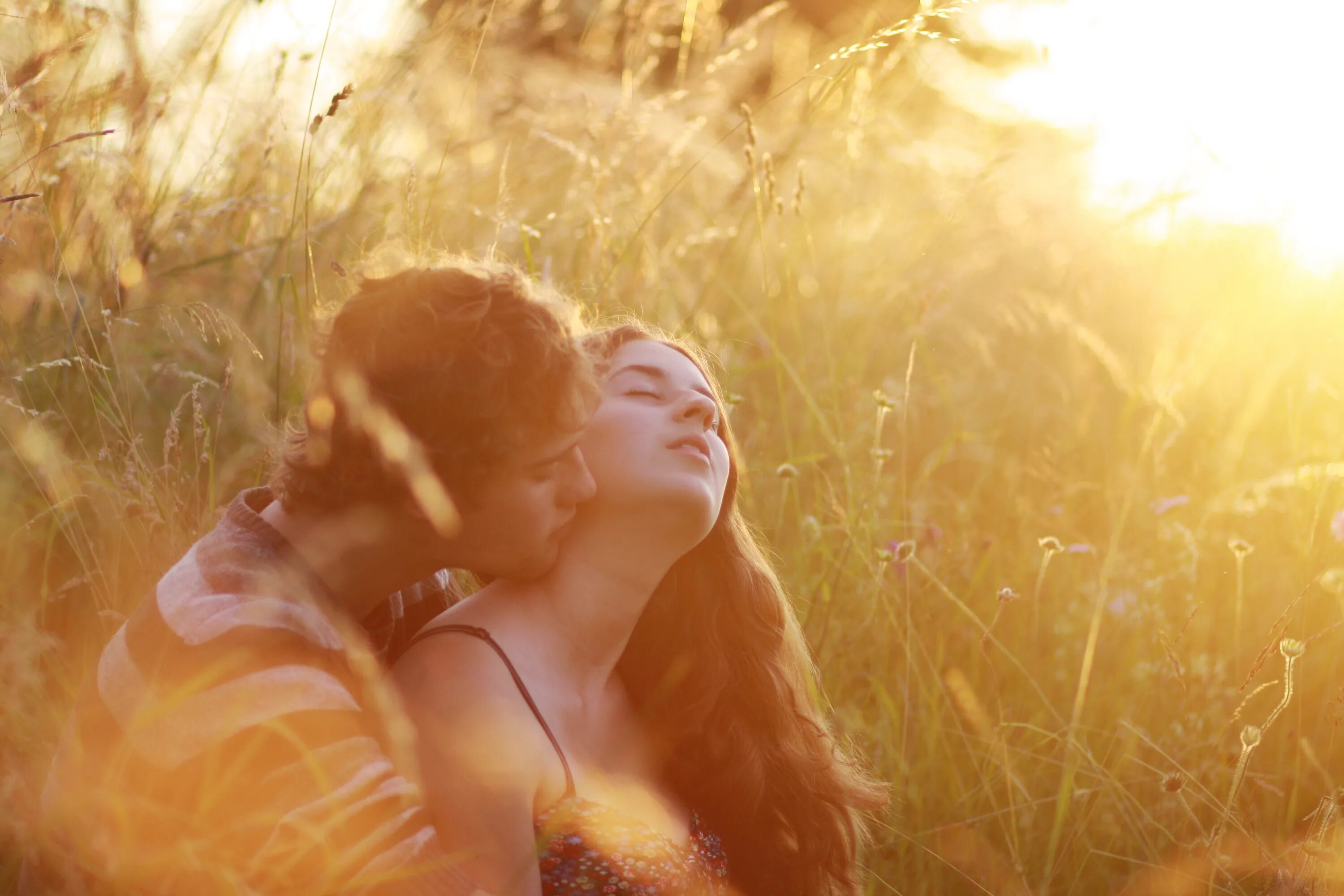 Туман романтика. Нежная любовь. Пара в солнечных лучах. Мужчина и женщина нежность. Поцелуй на природе.