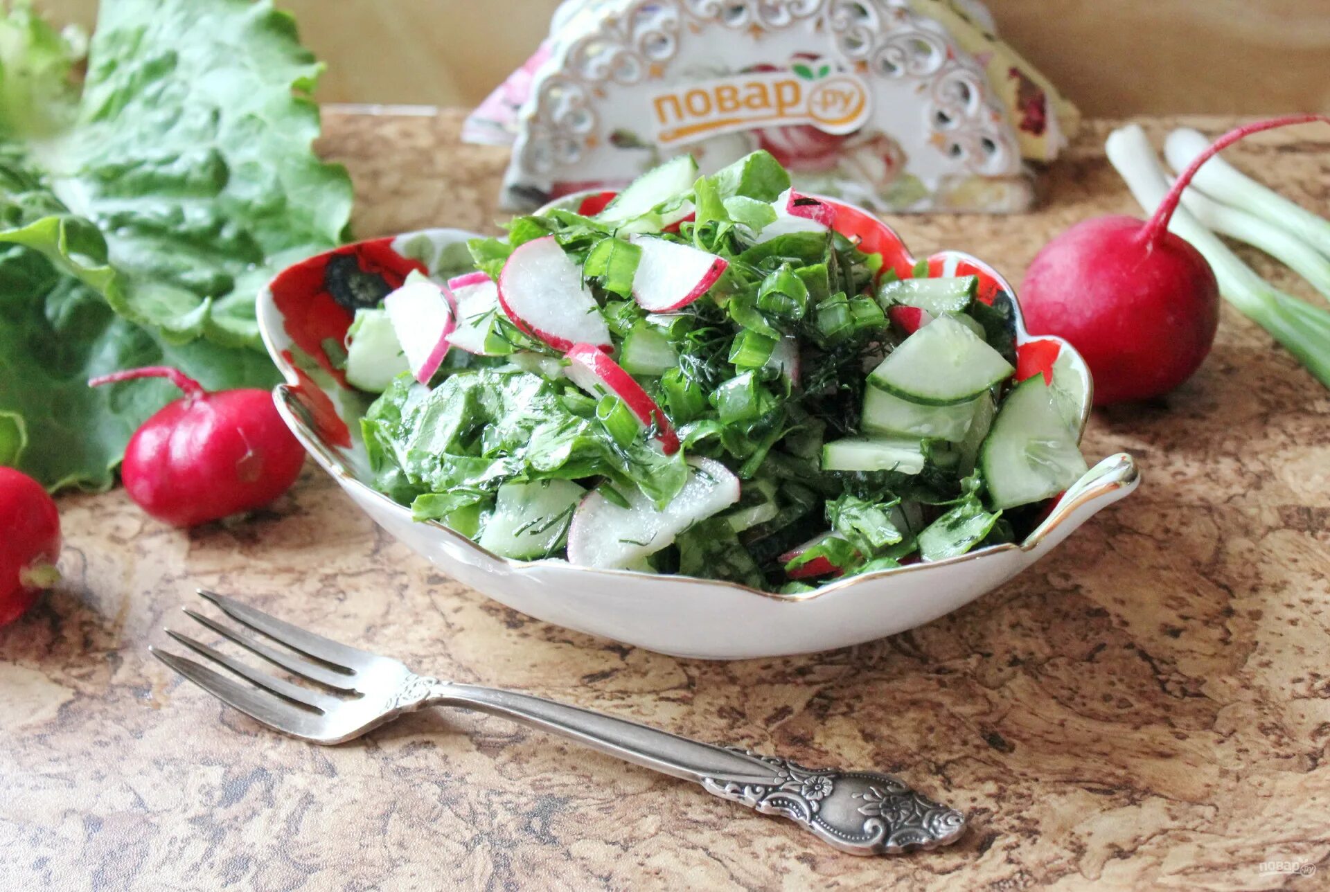 Рецепт вкусного весеннего салата. Салат с редиской. Зеленый салат с редиской. Весенний салат с редиской. Вечений салат с редисом.