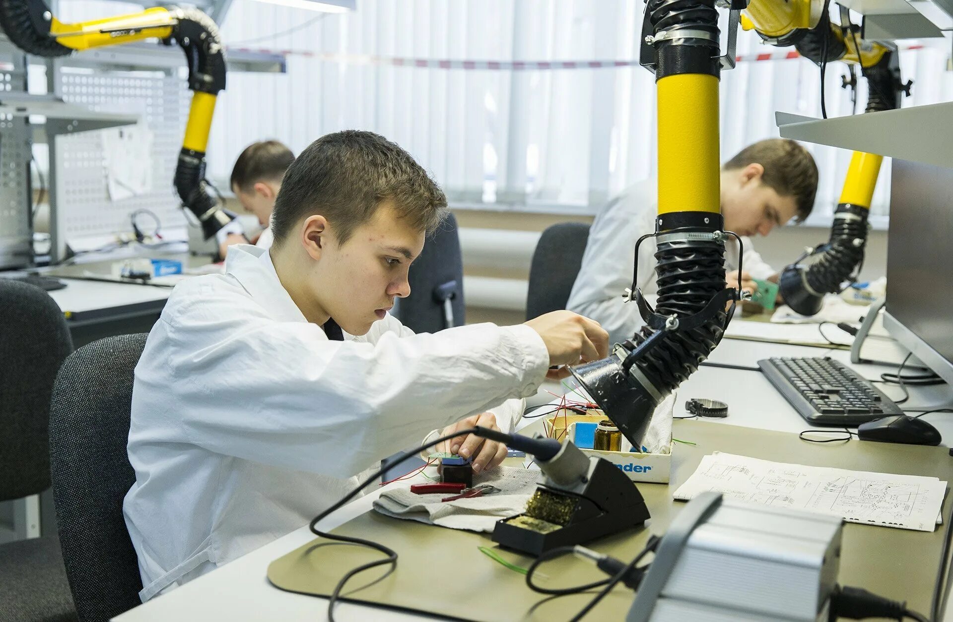 Специалисты со средним специальным образованием