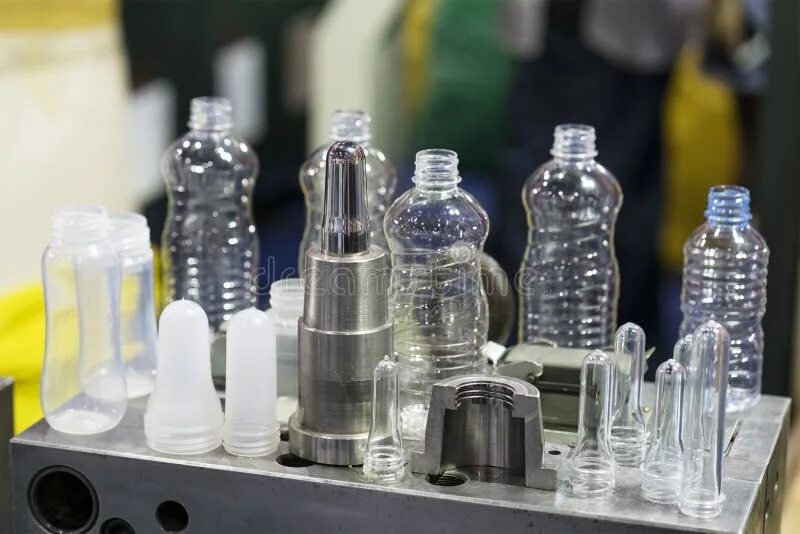 Пустая пластиковая бутылка. Вода в бутылках в магазине. Hot plastic. Вода на прилавке. Бутилированную воду.