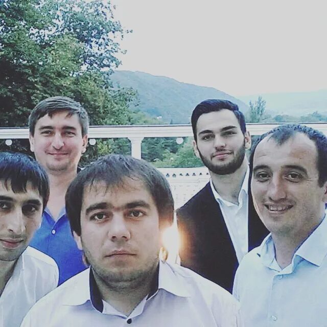 На одной волне. Алим аппаев история. Надпись алим. Серфер на волне. Одна волна алим.