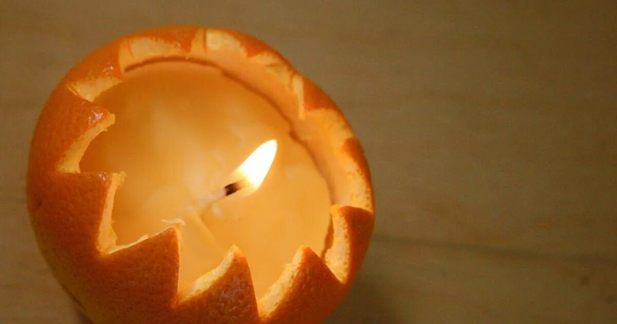 Что сделать из апельсиновых корок. Свеча из апельсина. свечи из апельсиновой кожуры. свеча в апельсиновой кожуре. свечи в апельсиновых корках.