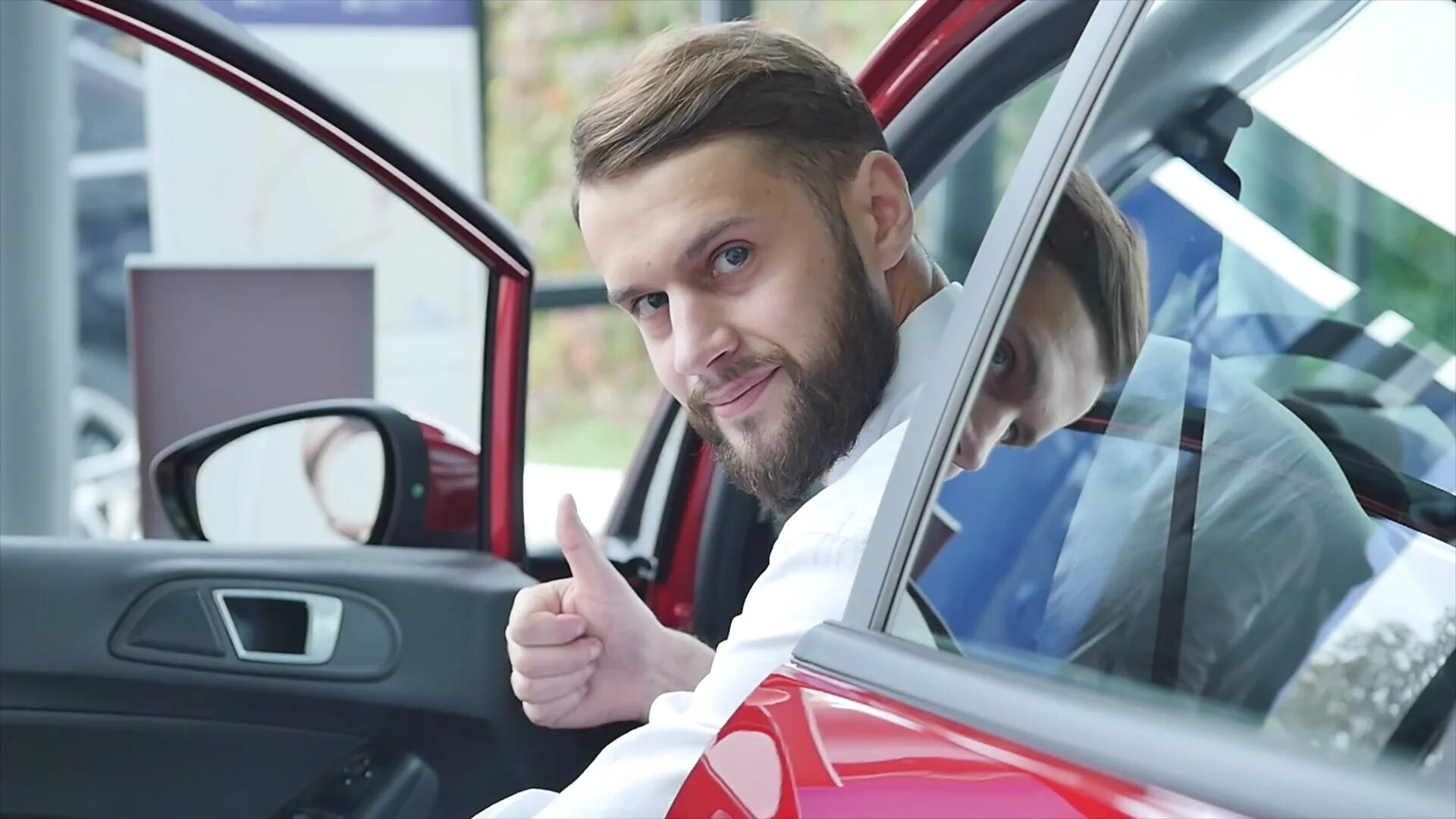 Бизнесмен за рулем. Мужчина водитель. Мужчина за рулем. Водитель за рулем. Консультация автомобиля.