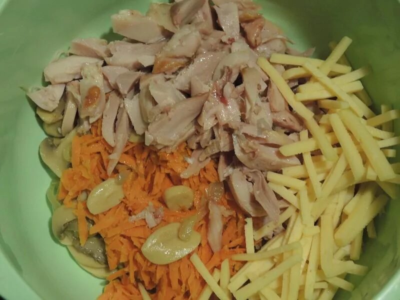 Огурцы курица грибы морковь. Жареная картошка с луком и салатом. Салат с жареной картошкой. Салат с жареной картошкой и курицей.