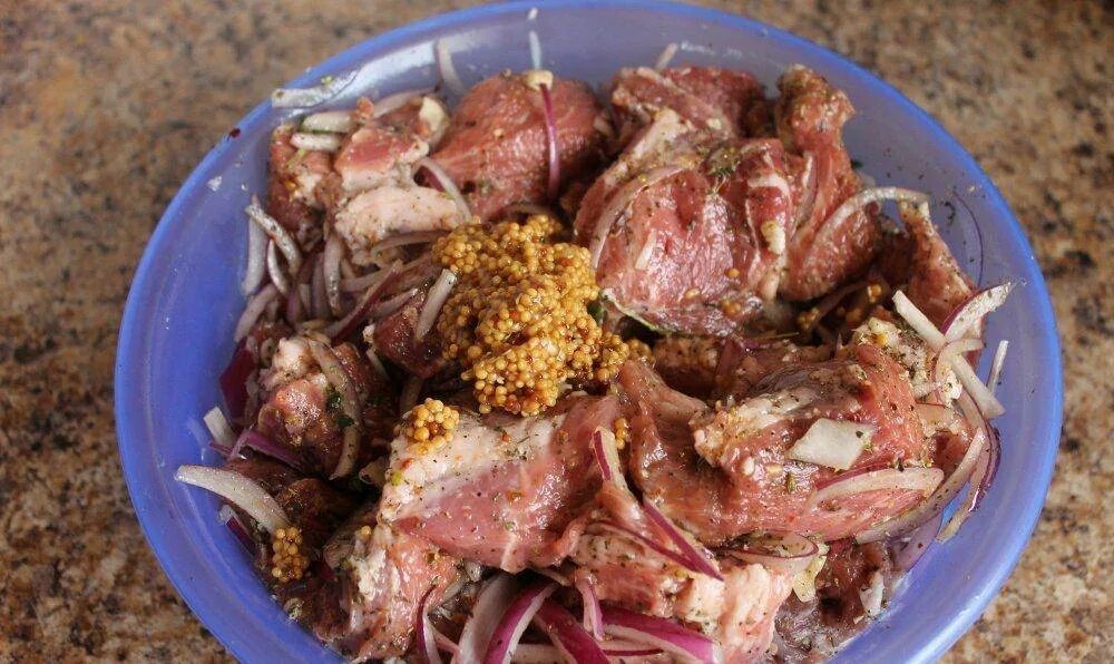 Как быстро замариновать мясо для шашлыка. Маринад для шашлыка. мариновка шашлыка. маринованное мясо. маринованное мясо для шашлыка.