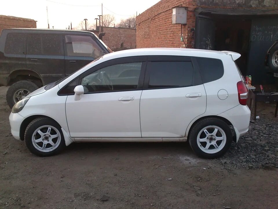Хонда фит диски на 15. Диски honda fit r15. Хонда фит на 16 дисках. Хонда фит диски на 15. Honda fit joker v81 литье.
