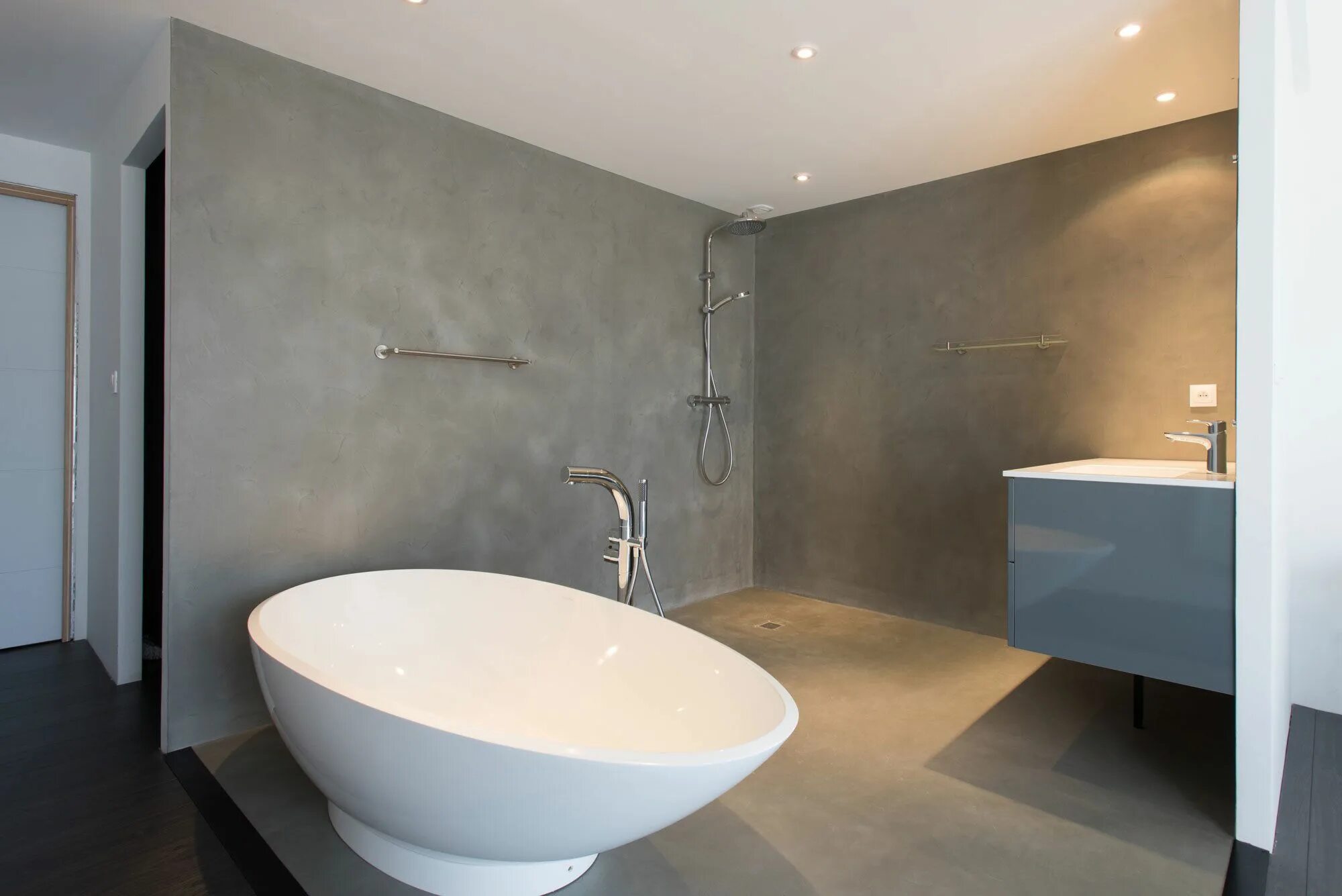 Espectacular! Baño realizado por el equipo de Clysa. Microcemento en color gris.