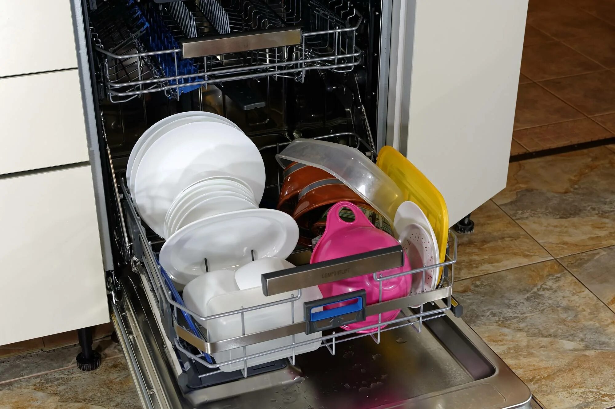 Загрузка посудомоечной машины Электролюкс. Electrolux esl4550ro. Правильная загрузка посудомоечной машины. Загрузить посудомоечную машину.