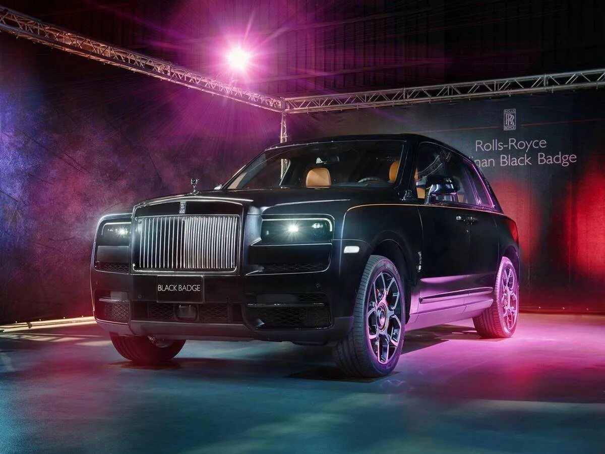 Роллс калина. Роллс Ройс Куллинан. Rolls Royce Cullinan Black badge. Rolls Royce Cullinan черный. Rolls Royce Cullinan Давидыча.