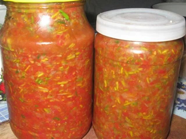 Черемша на мясорубке на зиму. Заготовки на зиму черемши в томате. черемша в томате на зиму. черемша в томате. черемша тушеная в томате.