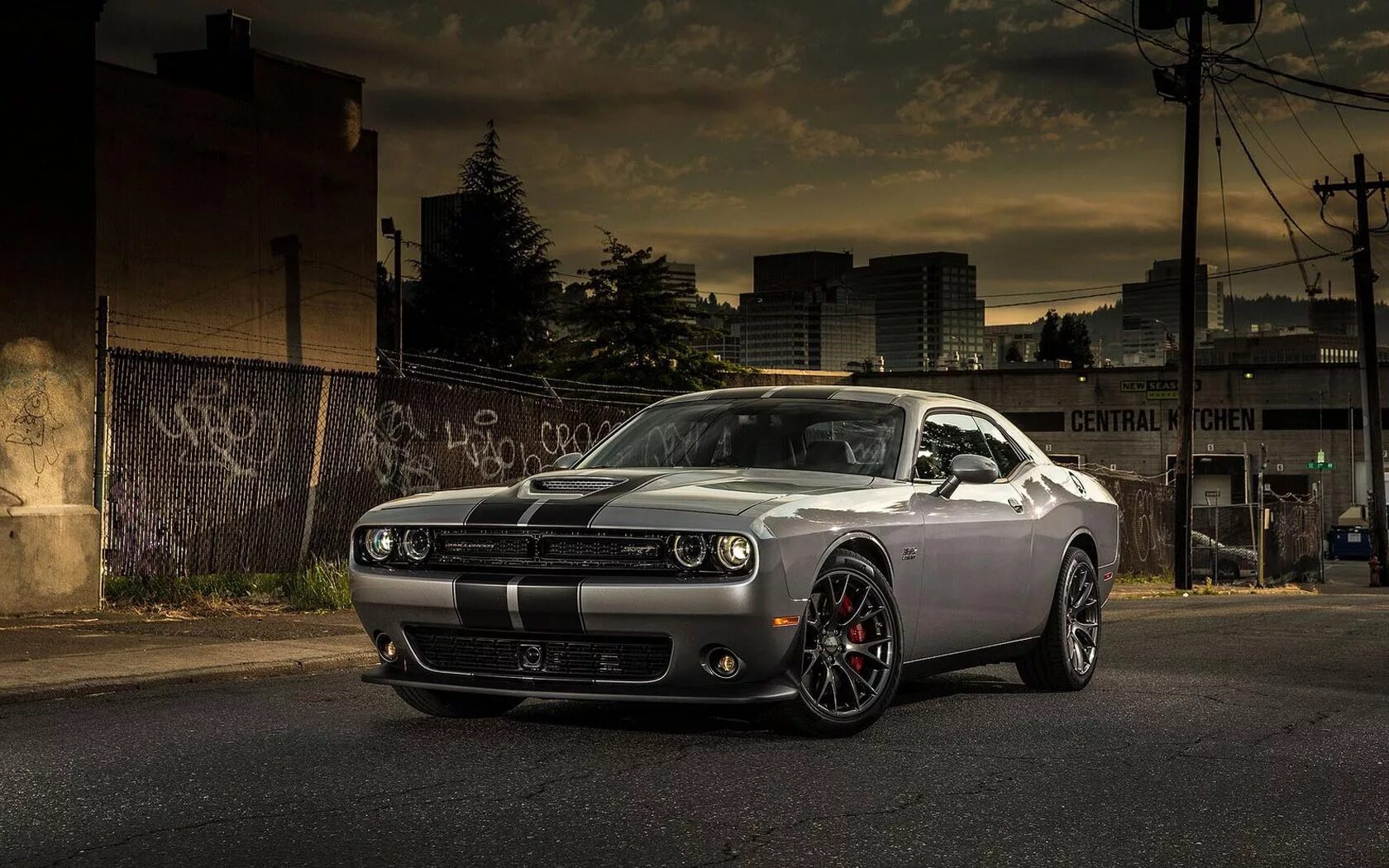 Обои додж челленджер. Додж Челленджер СРТ 392. Dodge Challenger srt 392 2015. Dodge Challenger 4k. Додж Челленджер Хеллкэт.