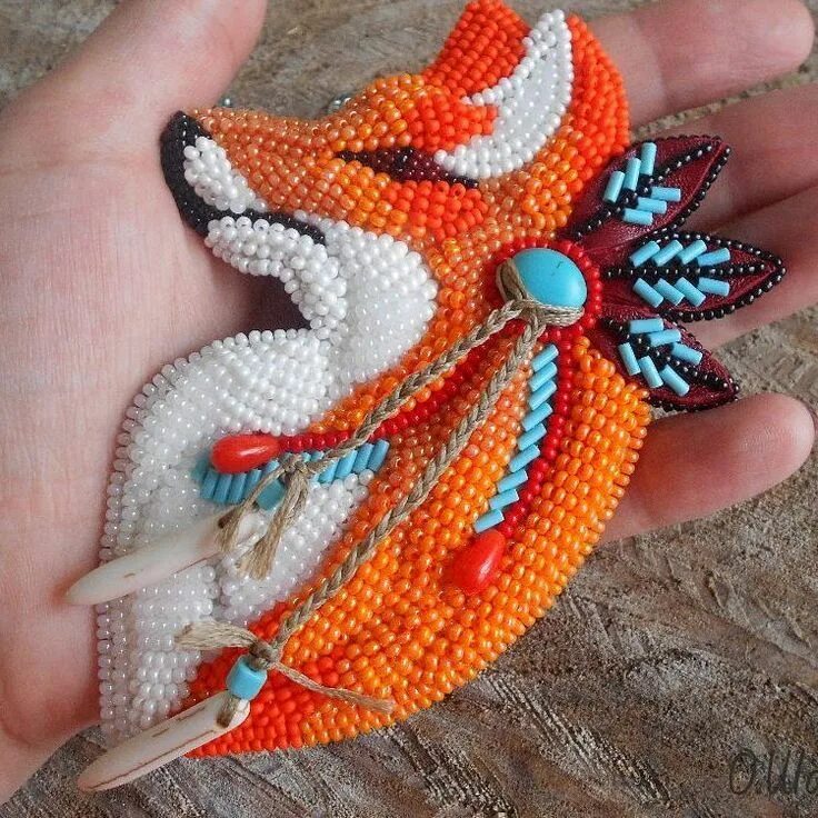 Брошь лиса бисер. Брошка из бисера лиса. Брошка лисичка из бисера. Брошь лисенок из бисера. Брошь лиса бисер.