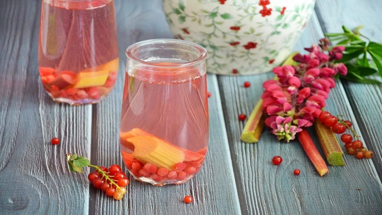 Компот из красной на зиму рецепты. Компот из ревеня ревень. ревеневый компот. компот из апельсина и ревеня. компот из ревеня на зиму.