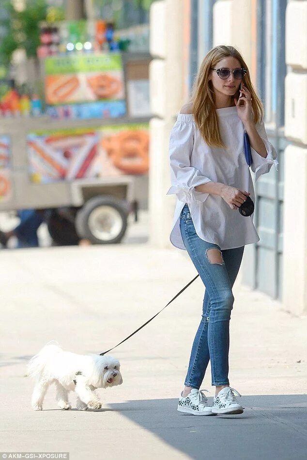 Собачья жизнь нина добрев. Американские звезды на прогулке. Эмили ратажковски стиль. Look a she walk. Мэделин петш.