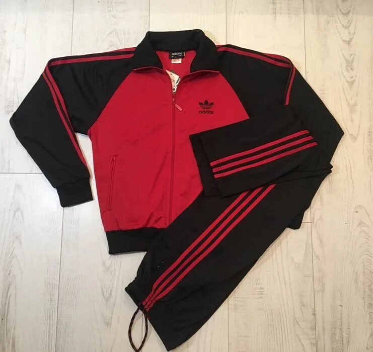 Костюм adidas эластик мужской. Спортивный костюм мужской adidas красный эластик. Костюм адидас черно красный. Костюм адидас эластик красная олимпийка. Костюмы адидас австрия