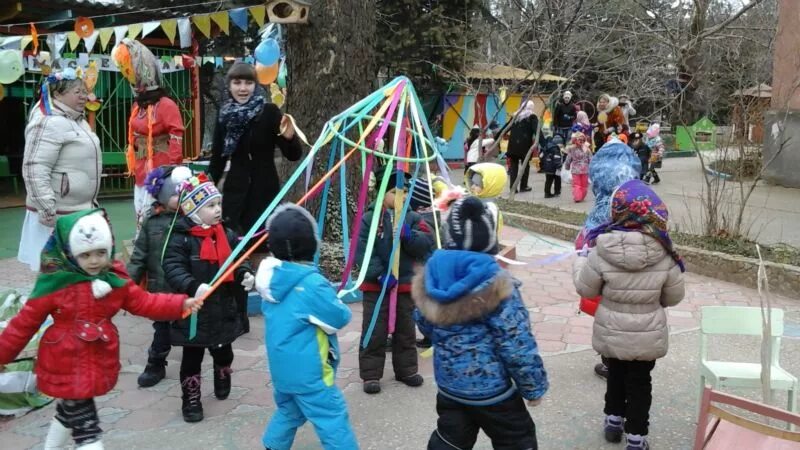 масленица игры для детей в детском саду. игровая для детей масленица. масленица в детском саду. забавы на масленицу на улице. масленица в детском саду одежда.