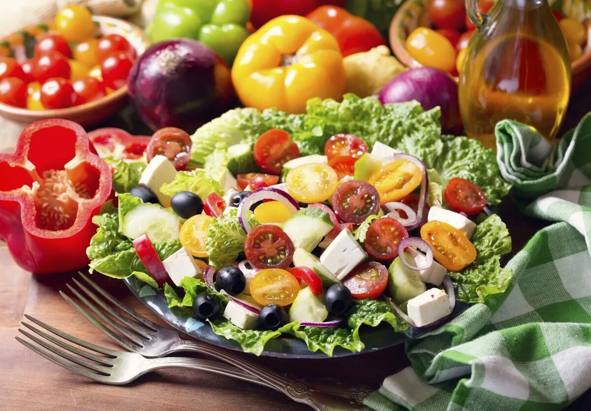 Средиземноморская диета меню на день. Диета Средиземноморская. Греческий салат. Овощи на столе. Средиземноморская кухня.