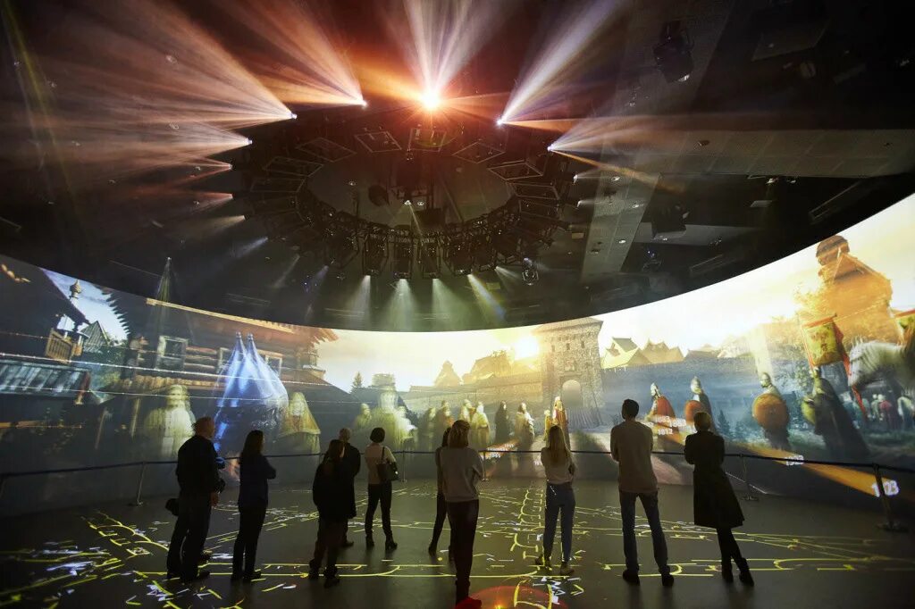 Кинотеатр 360 градусов москва самый большой. Парк зарядье медиацентр машина времени. Купольный кинотеатр. Парк футуроскоп франция. Панорамное окружение.