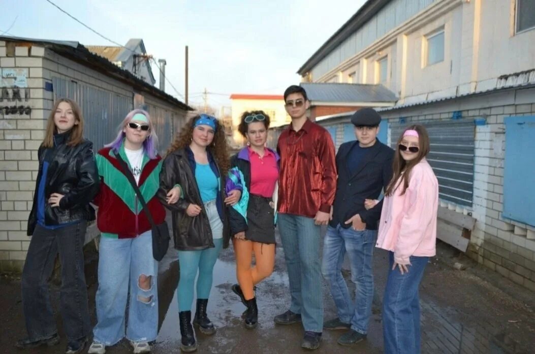 Одежда 90-х в россии. Мода 90е в россии. Стиль 90 одежда. Мода молодежи 90 х. 90е мода мужская.