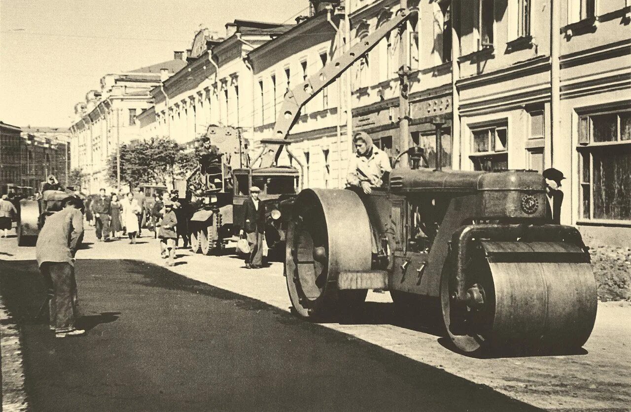 Улица Неглинная в 1950. Тверская улица 1945. Старинные дорожные катки. Старые советские дорожные катки.