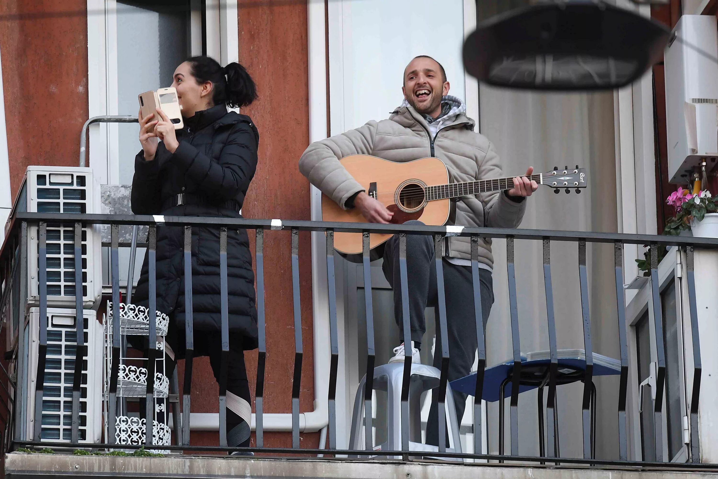 Песня поют итальянцы. Музыкальный балкон. Музыканты на балконе. Итальянцы на балконе. Пение на балконе.