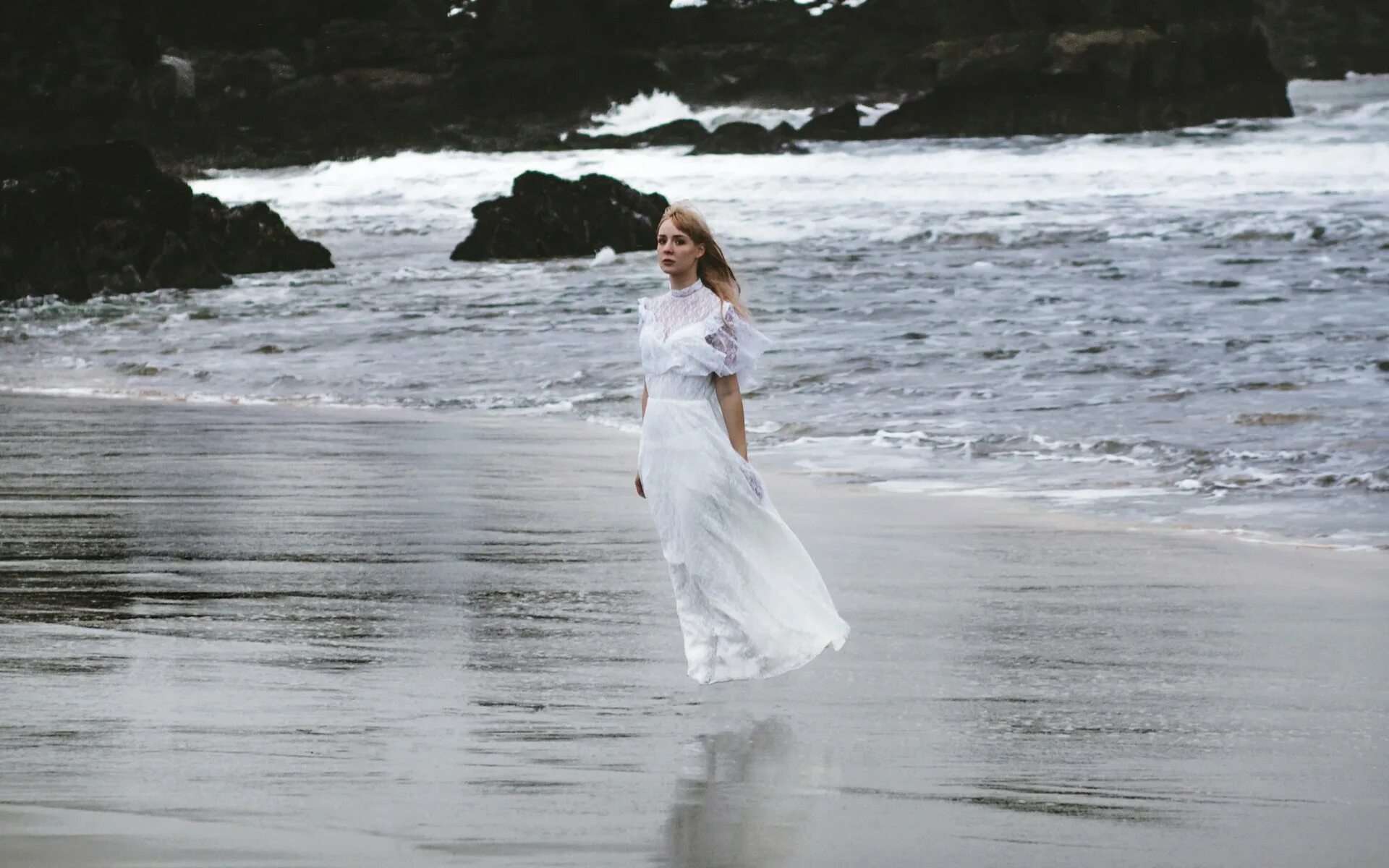 девушка в белом платье на берегу моря. девушка на берегу моря. девушка в платье на берегу моря. свадьба на море. девушка на берегу океана закат.