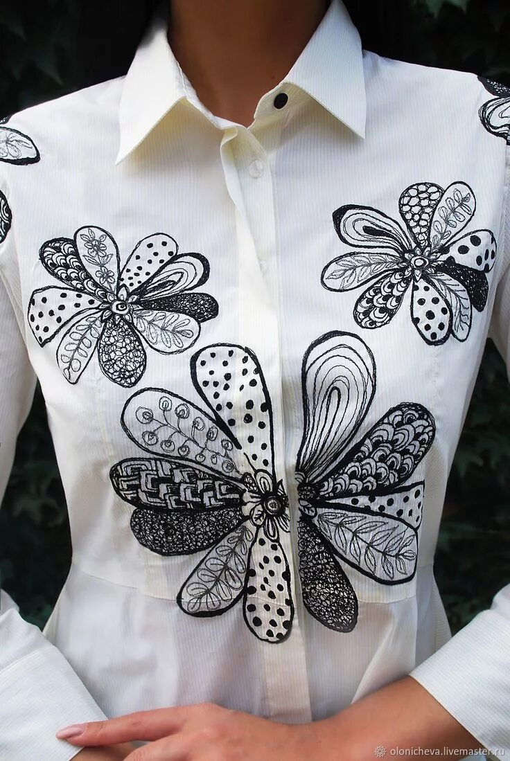 Украшение на блузку. Декор блузки. Декор рубашки. Креативная вышивка на одежде. Декор белой рубашки.