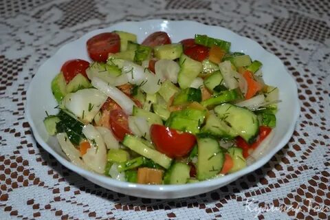Простой салат с помидорами и огурцами