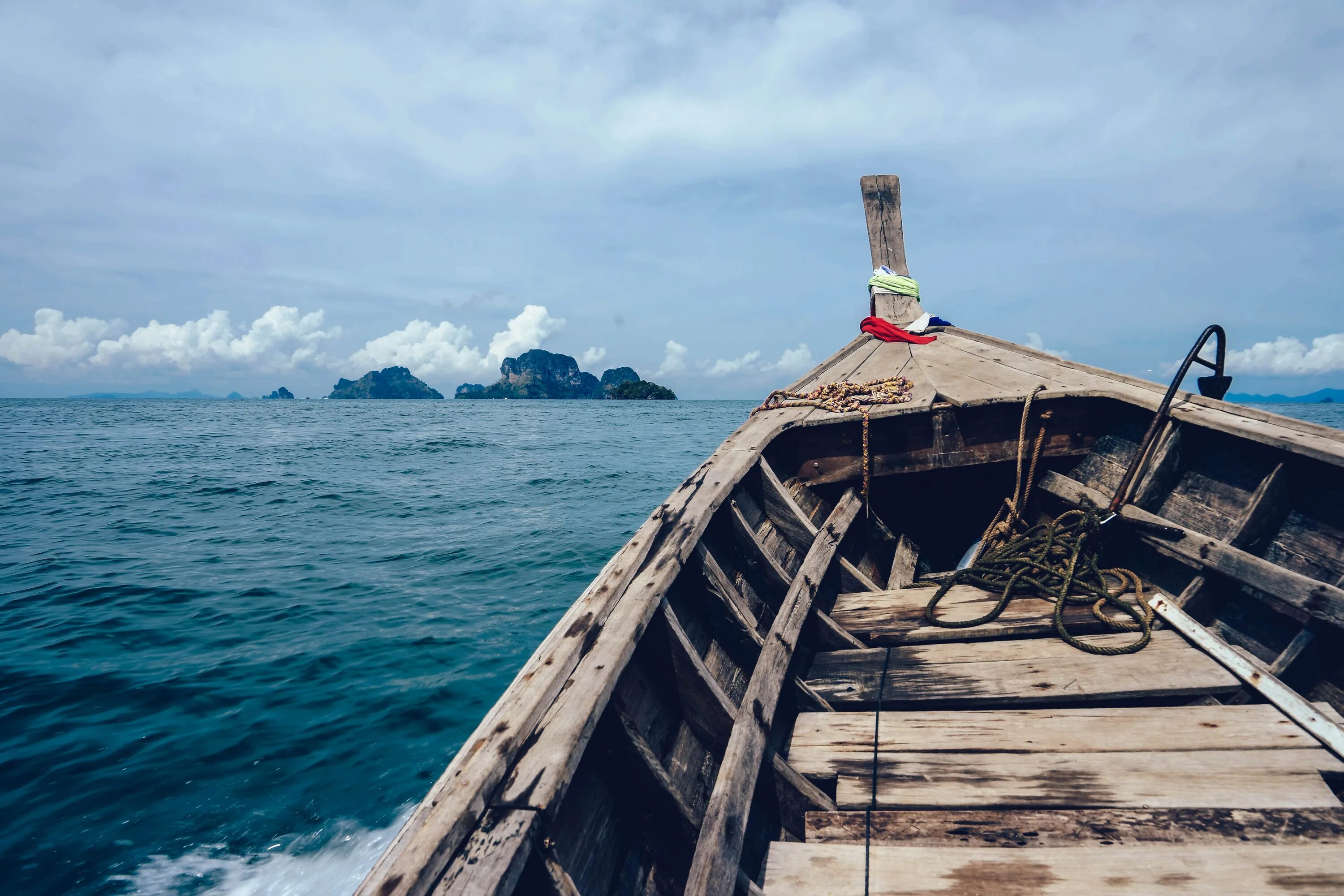 Boat island. Лодка в океане. Виды кораблей. Вид с корабля на берег. Вид с корабля на море.