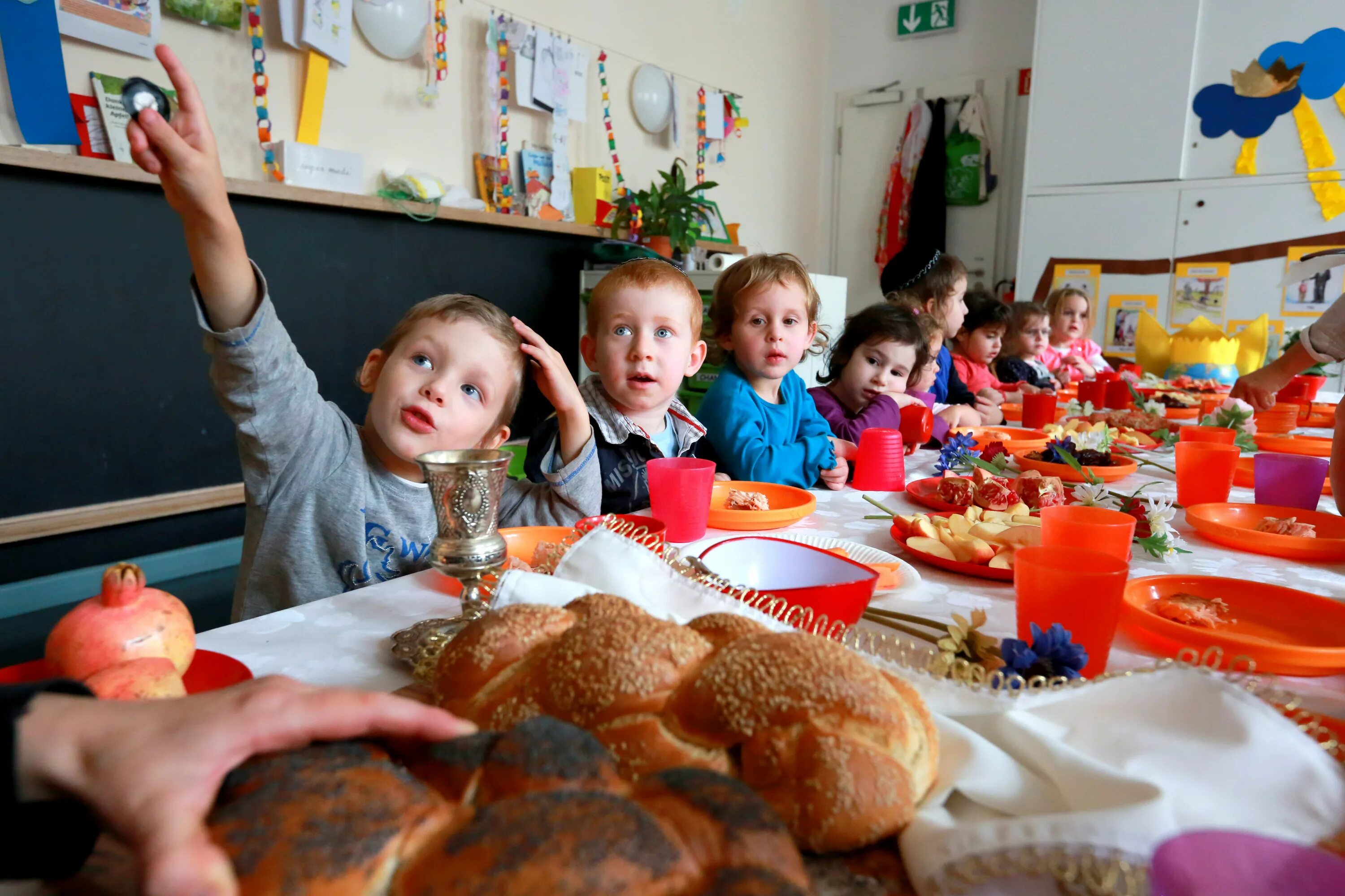 Детские сады в великобритании. Оплата детского сада материнским капиталом 2021. Как устроить ребенка в детский сад. Получение мест в детском саду. Встать на очередь в детский сад.