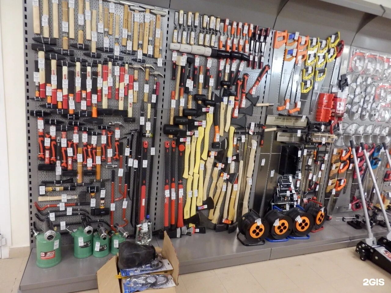 магазин инструментов. магазин по продаже инструментов. выкладка ручного инструмента. витрина для инструмента. магазин инструментов.