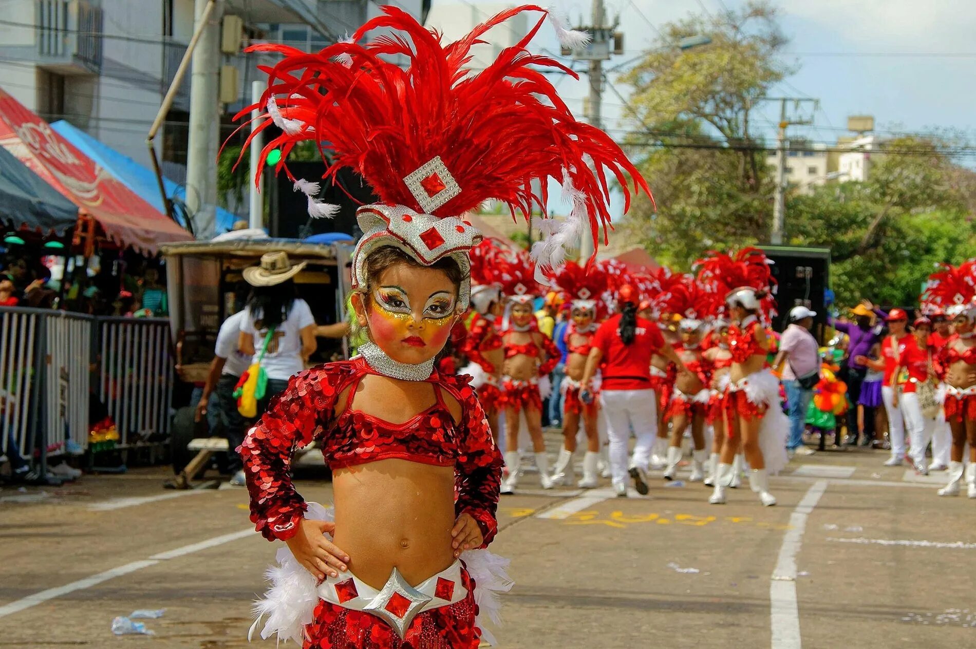 Колумбия Самба карнавал. Дети на карнавале в Бразилии. Самба дети Бразилия. Карнавал Рио дети. Карнавальный человек