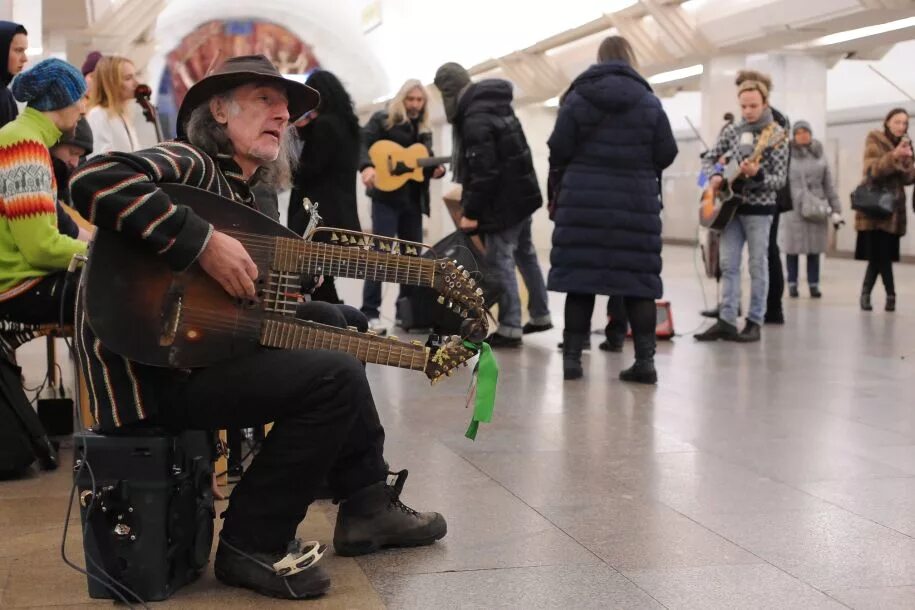 Бреминские музыканты. Музыканты в Московском метрополитене. Уличные музыканты в метро. Музыканты в метро Москвы. Уличные выступления музыкантов.