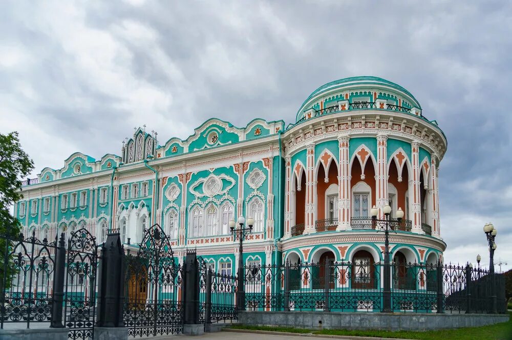 Екатеринбург дом Севастьянова и памятник. Водонапорная башня и дом Севастьянова Екатеринбург. Дом Севастьянова в Екатеринбурге ворота. Плотинка дом Севастьянова храм на крови Екатеринбург.