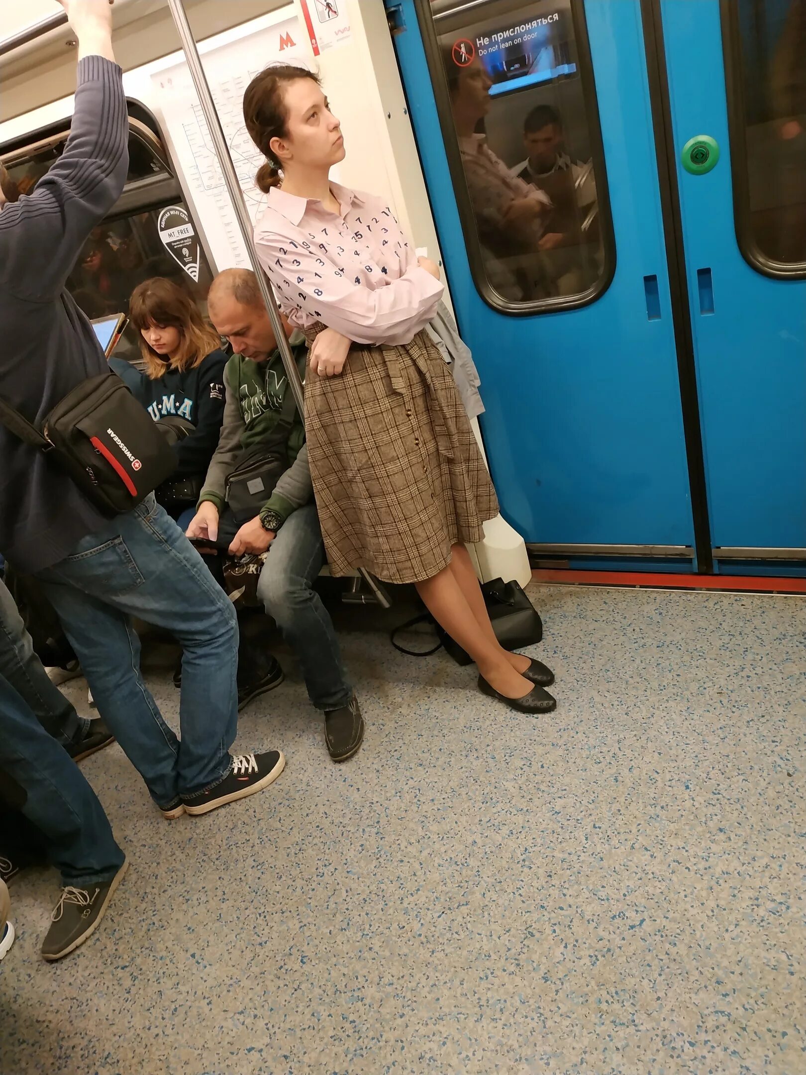 Странные вещи творятся в городе. Приколы на улице с людьми. Смешные ситуации в метро. Очень странное поведение. Девушка с вороном в метро.