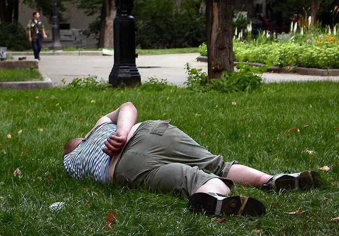 Пьяные десантники. Смешной десантник. Бухие десантники. С днем вдв. Алкаши в фонтане.